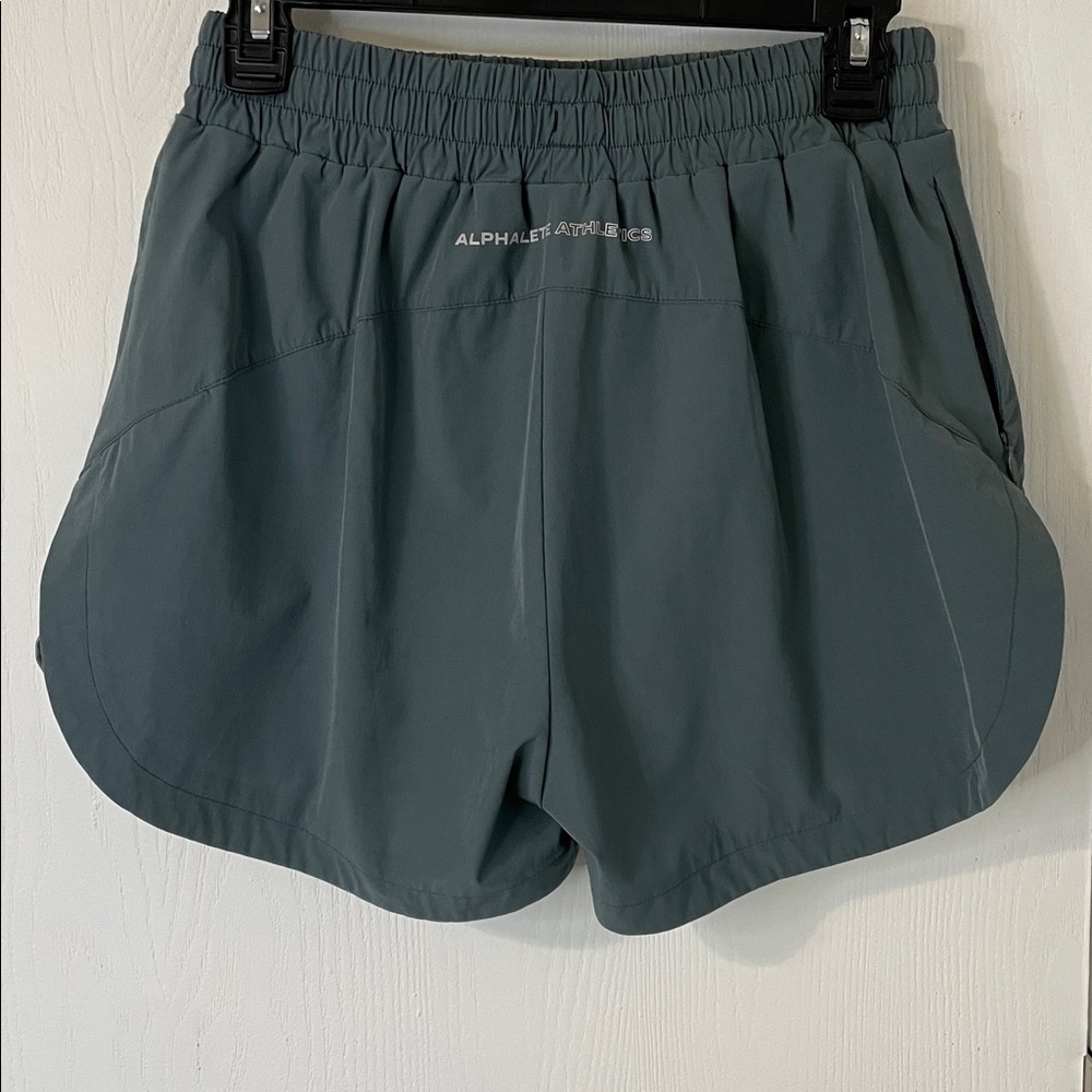 Alphalete NWOT Varsity Stride High Rise Women’s Shorts Porcelain Grey Size Small - Picture 4 of 12